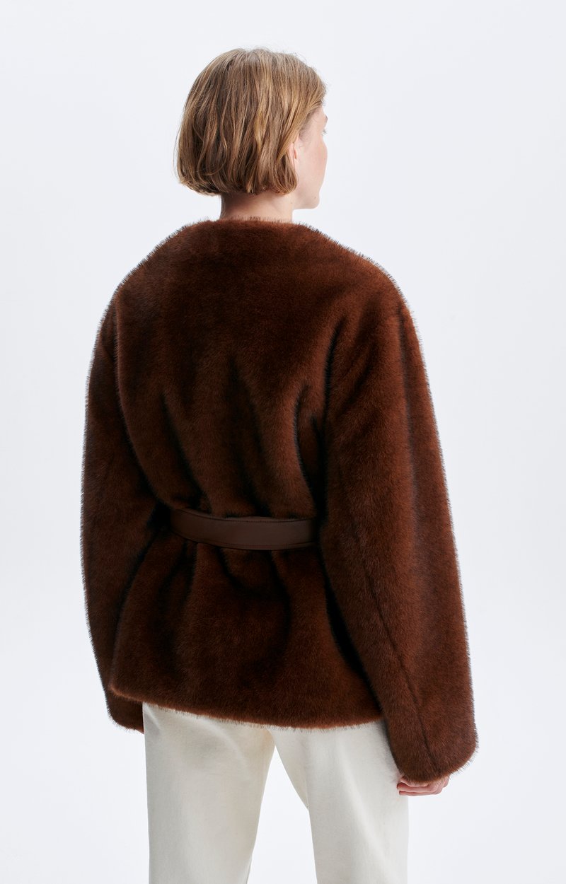 Veste Fabu Veste courte en fausse fourrure, ceintur&eacute;e VANESSA BRUNO