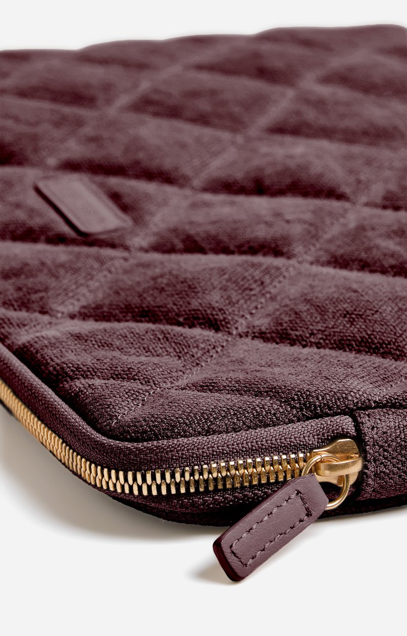Linen Laptop Sleeve Made in France, Quilted Linen, Gold Zipper Aubergine Vanessa Bruno
