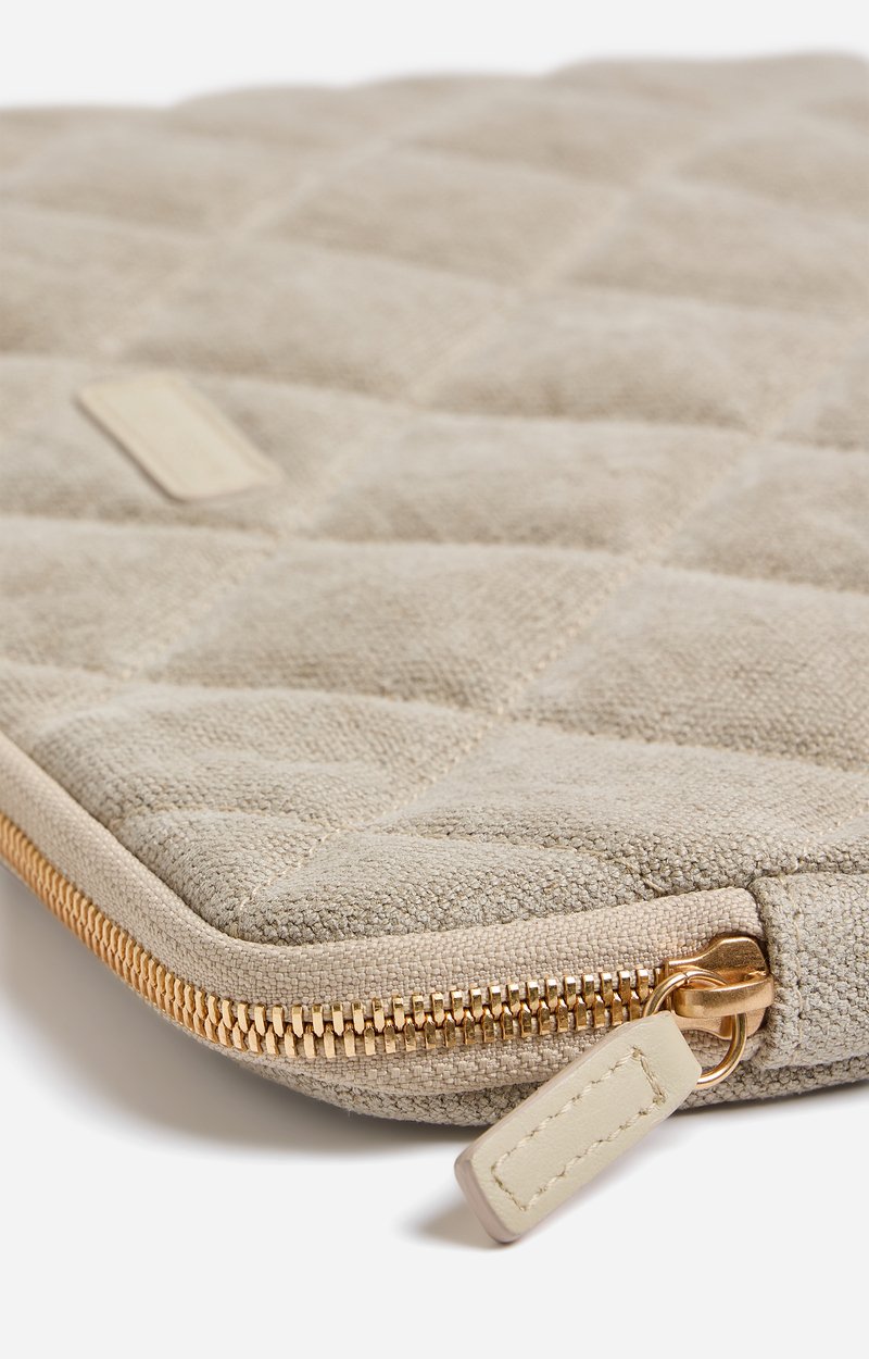 Linen Laptop Sleeve Made in France, Quilted Linen, Gold Zipper SAND Vanessa Bruno